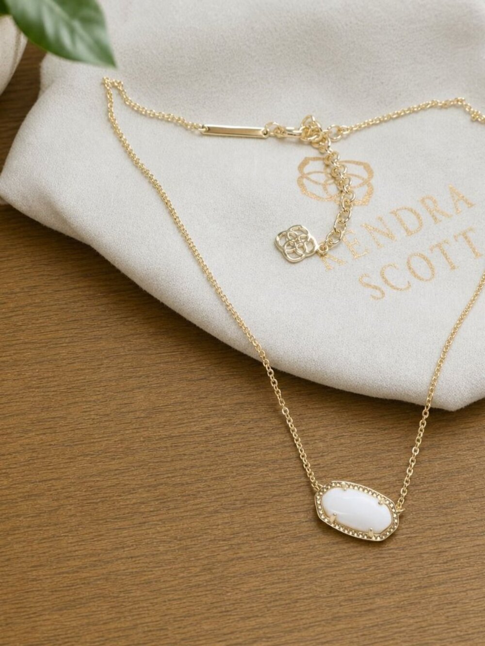 Kendra Scott Elisa Pendant Necklace White Pearl - Picture 2 of 2